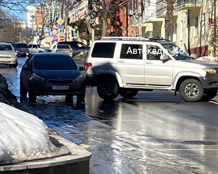     В Курске ДТП около Дома Советов перекрыло движение транспорта