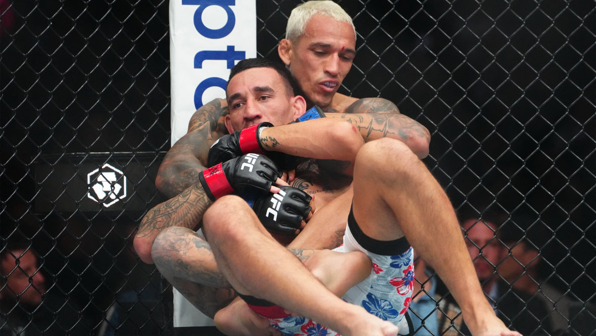    Чарльз Оливейра удерживает Макса Холлоуэя.Imagn Images USA Today Sports