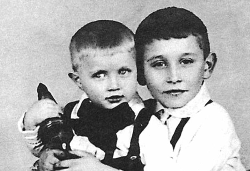    Михаил Светин с младшим братом Лёней