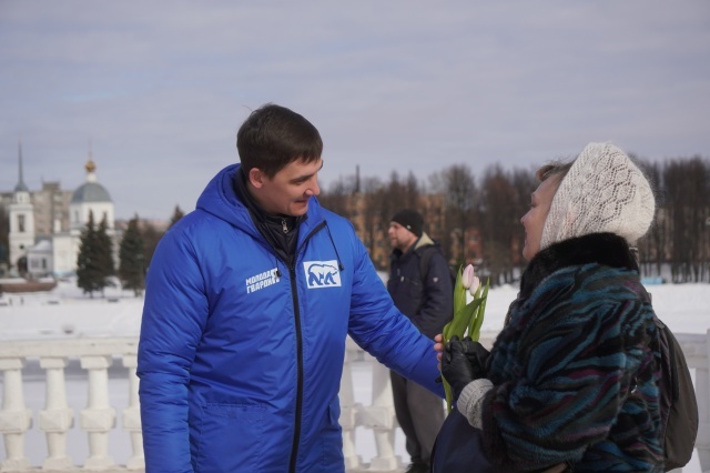 Тверской депутат в день праздника вышел на улицу и дарил дамам цветы