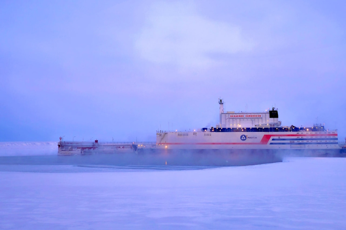 Плавучий энергетический блок «Академик Ломоносов» (ПЭБ «Академик Ломоносов») - это головной проект серии мобильных транспортабельных энергоблоков малой мощности не имеющий аналогов в мире. Источник: Росэнергоатом.