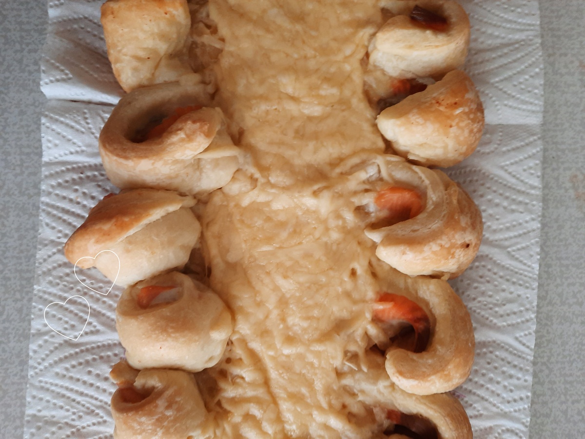 Пирог на слоеном дрожжевом тесте с рыбой и сыром. Фото автора