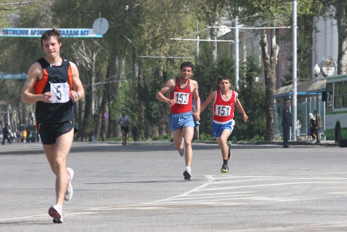 Спорт хорошо помогает убежать от депрессии. Марафон в Душанбе.
Фото Asia-Plus