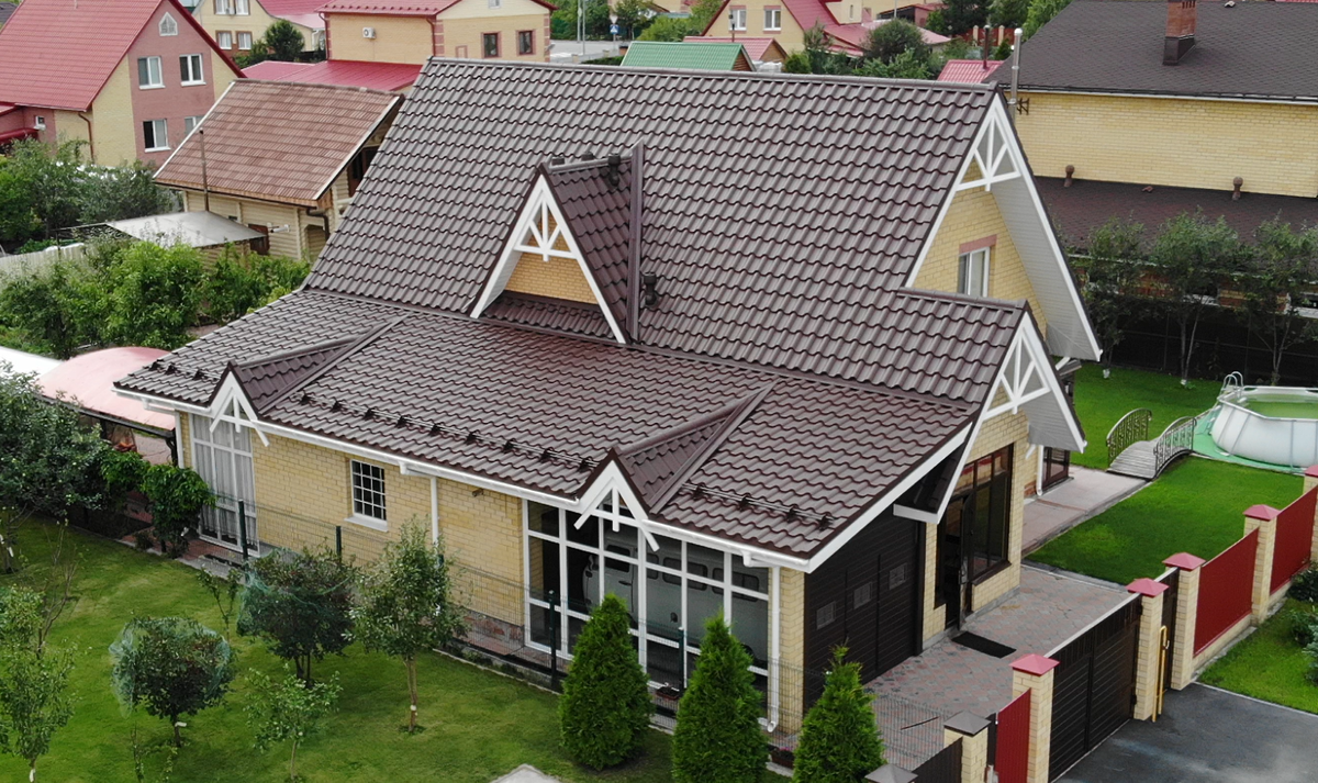 «Реальный кейс в мкр. Комарово (Тюмень): Двускатная мансардная крыша от "Академии кровли и фасада". Использовали металлочерепицу 0.5 мм с усиленным утеплением 250 мм. Идеальное решение, чтобы в мансарде было тепло в −40 °C и тихо в ливень».