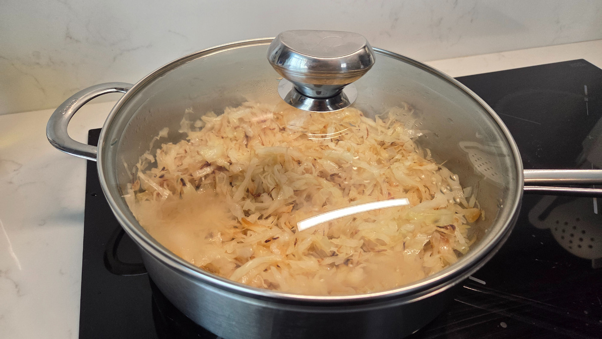 Обжариваем капусту под крышкой