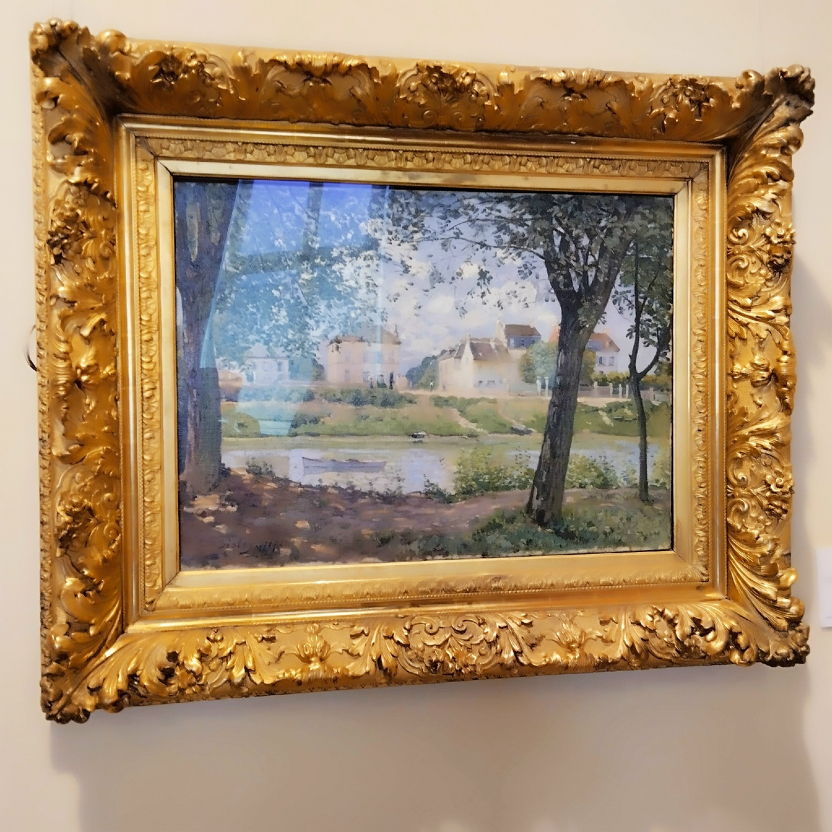 фото автора Эта картина называется «Городок Вильнёв-ла-Гаренн» (фр. Village au bord de la Seine), написанная французским художником-импрессионистом Альфредом Сислеем в 1872 году.