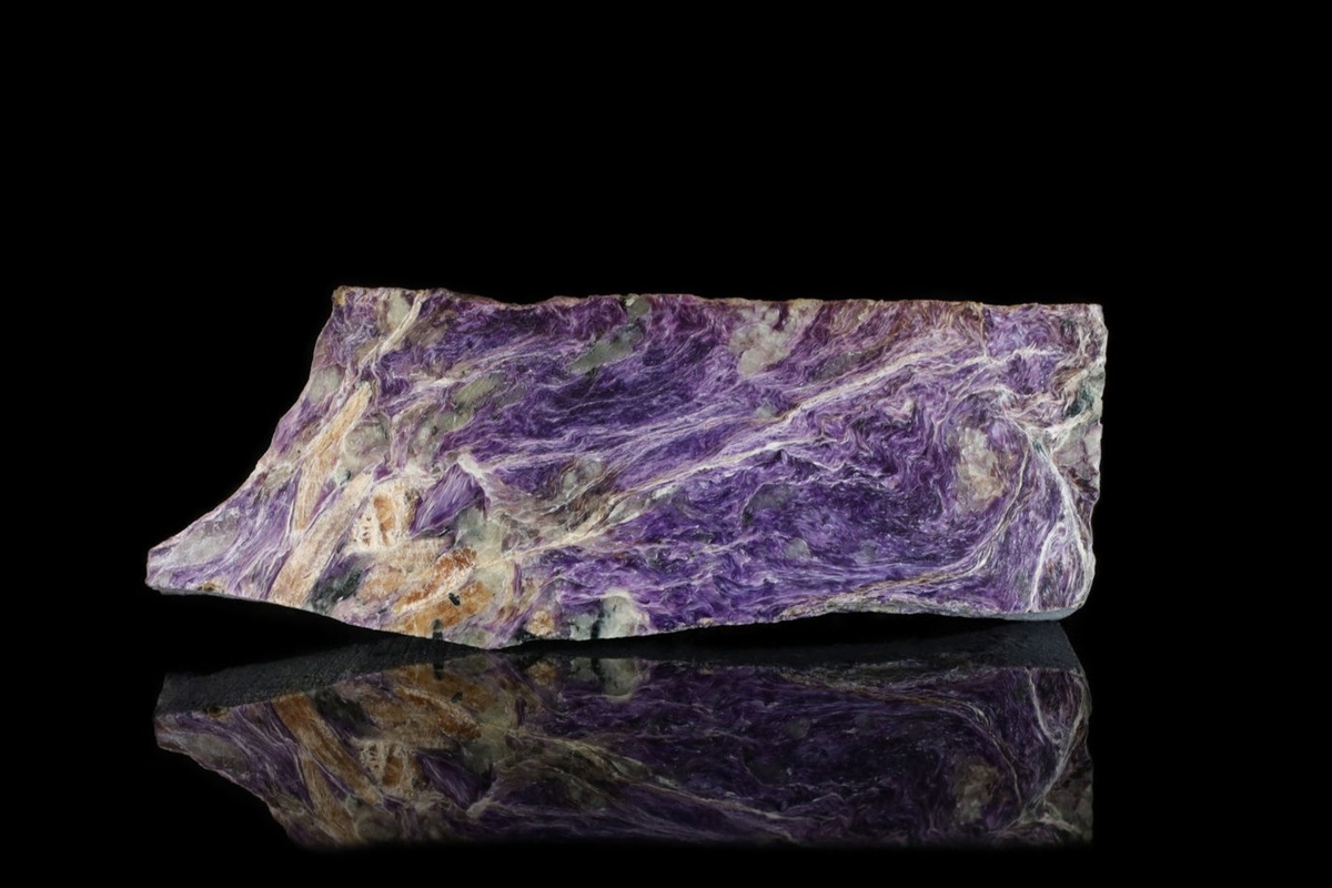 Чароит легко узнать по сиреневым оттенкам и шелковистому рисунку. Таким его не увидите больше нигде в мире