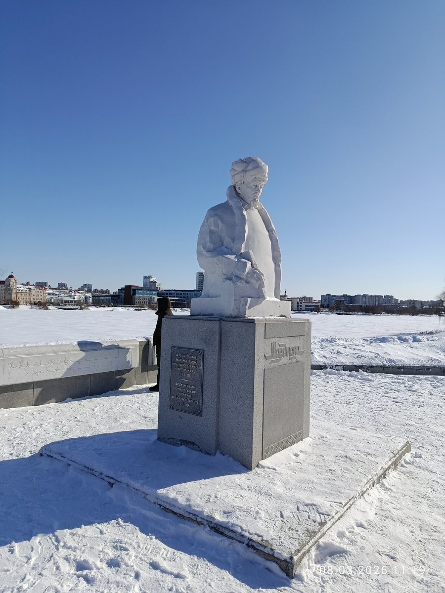 Памятник Аль-Марлжани на набережной озера Нижний Кабан