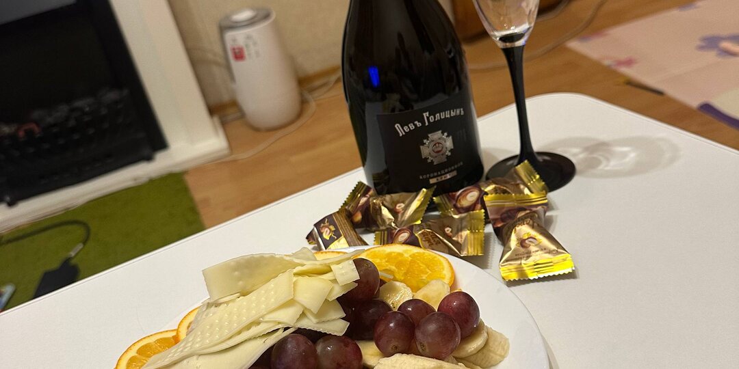 С праздником ! Милые дамы