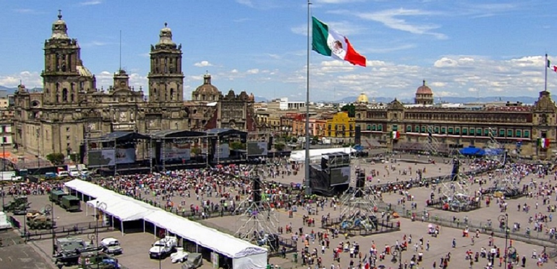 МЕХИКО. Центральная  площадь Сокало (Площадь Конституции). Слева кафедральный собор Успения Пресвятой Богородицы, справа Национальный дворец, перестроенный из дворца  Монтесумы). (Яндекс Картинки - fernandafamiliar.soy)