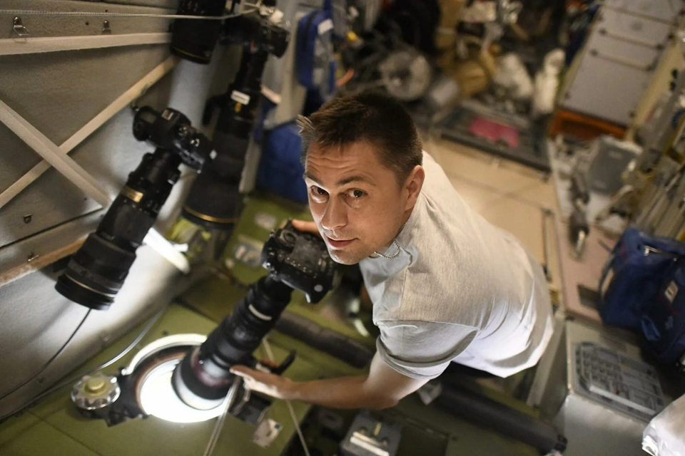 Андрей Федяев фотографирует земную поверхность. Фото: Роскосмос