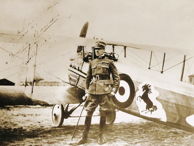 Граф Франческо Баракка, лучший итальянский ас Первой мировой, стоит рядом со своим истребителем SPAD S.VII. На фюзеляже — чёрный гарцующий конь. Через 15 лет эта лошадь украсит капоты Ferrari.