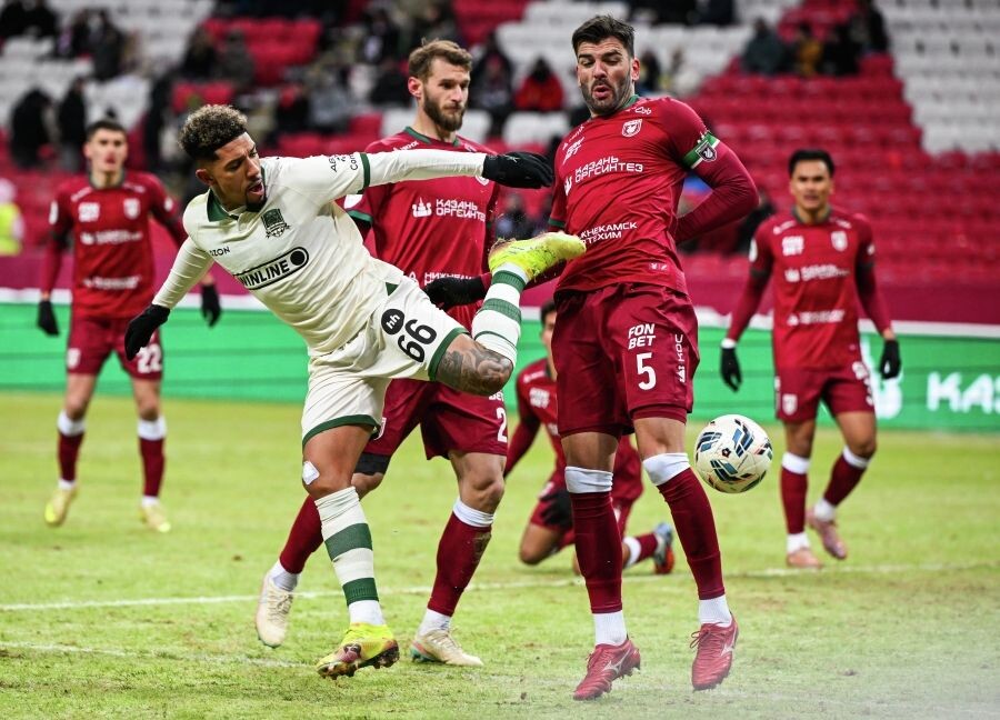    Дуглас Аугусто (Краснодар), Игор Вуячич (Рубин) в матче 20-го тура российской Премьер-лиги (РПЛ) в Казани / Источник: © Максим Богодвид/РИА Новости