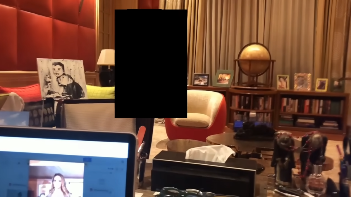 Вид с кресла за рабочим столом Эпштейна