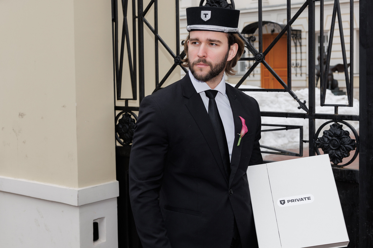     Максим Матвеев, Игорь Цвирко и Никола Мельников поздравили звёздных девушек с 8 марта