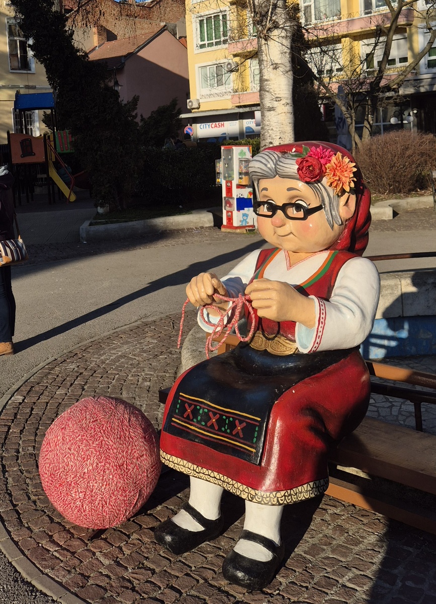 Вот такие милые бабушки в центре города плетут мартенички.