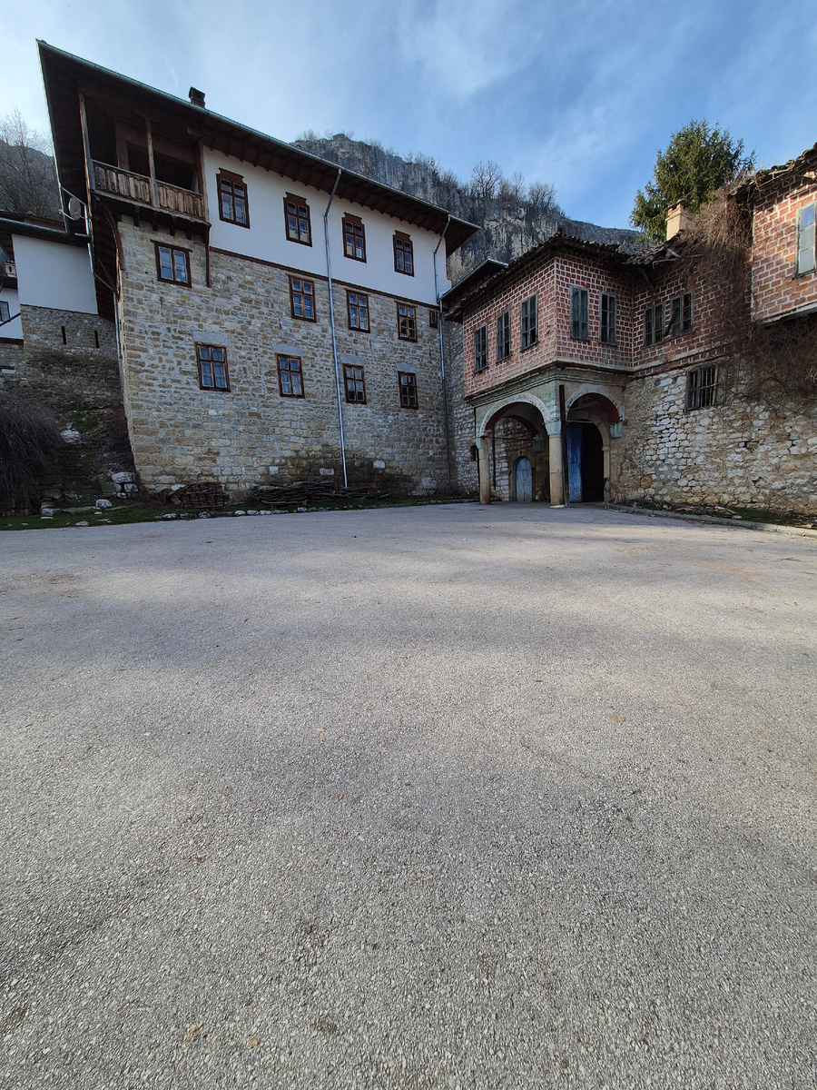 Полуотремонтированный вход в монастырь, ну, или полуразрушенный, не знаем.