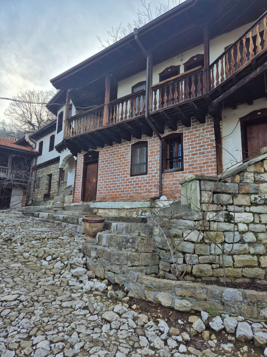 Часть зданий внутри явно после ремонта.