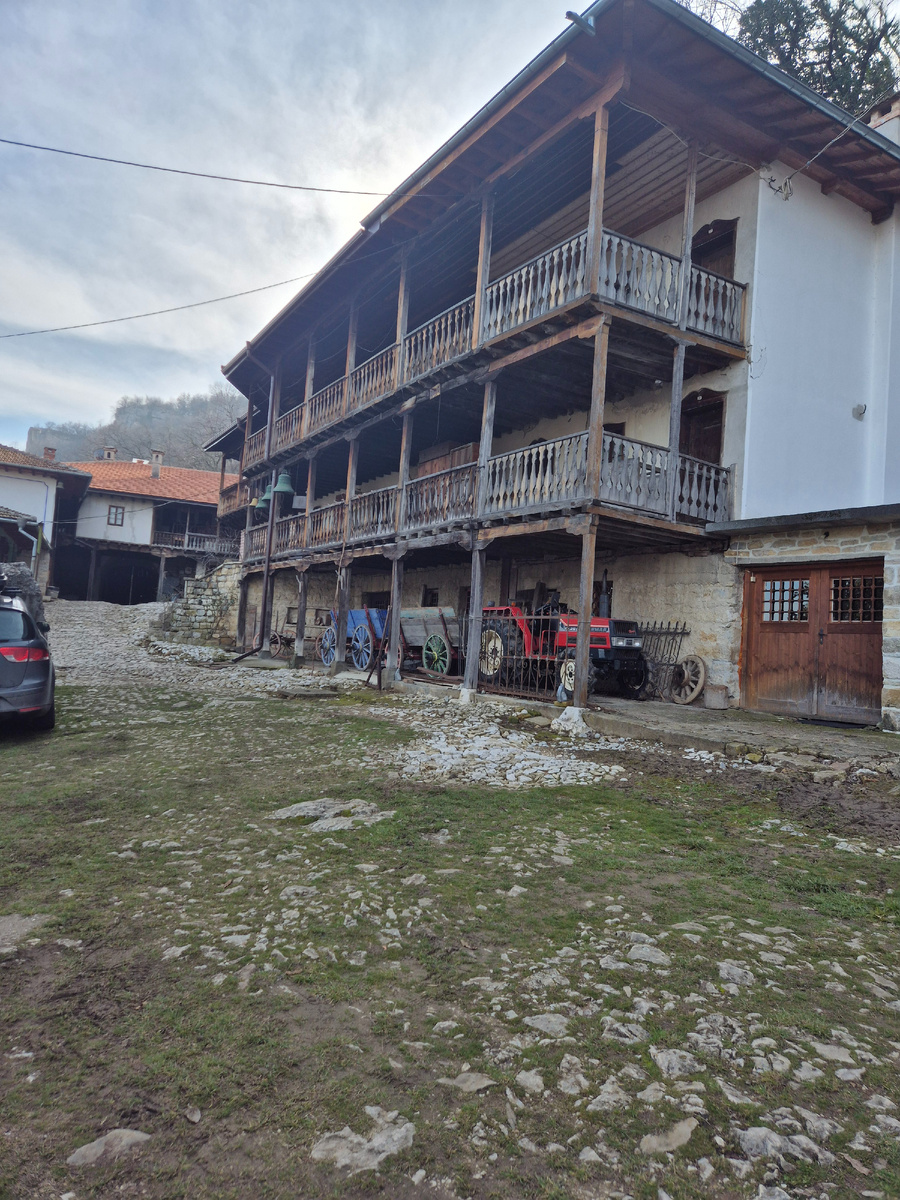 Трактор соседствует с красивыми телегами.