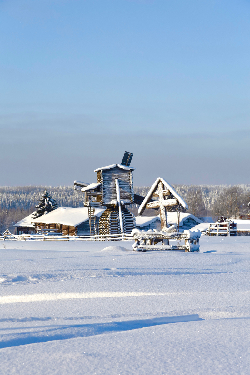 Одна из двух сохранившихся мельниц-столбовок и поклонный крест. 
