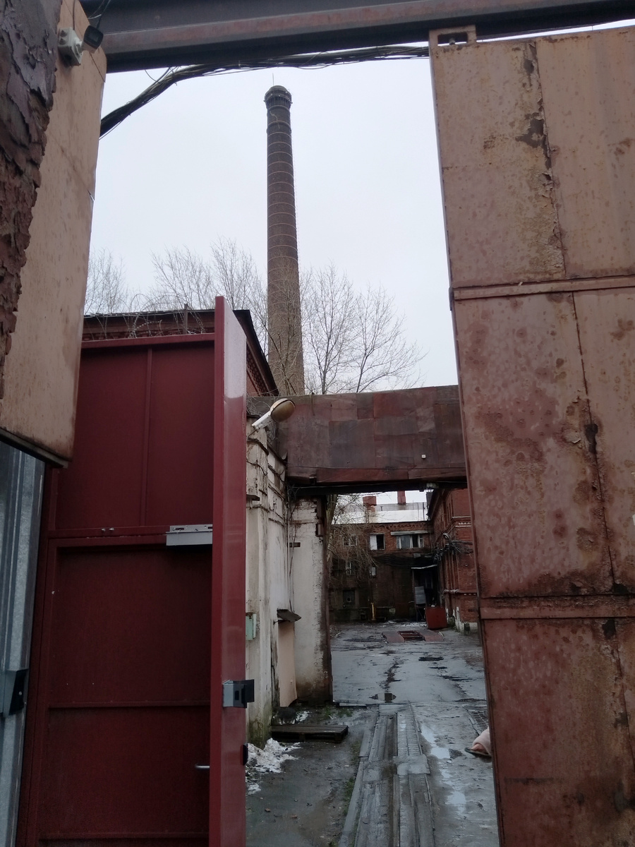 Вход через ворота с улицы Комсомола