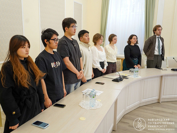     Студентка Цзэн Чжау во время выступления рассказала о древнем Новгороде. Фото: пресс-служба НовГУ