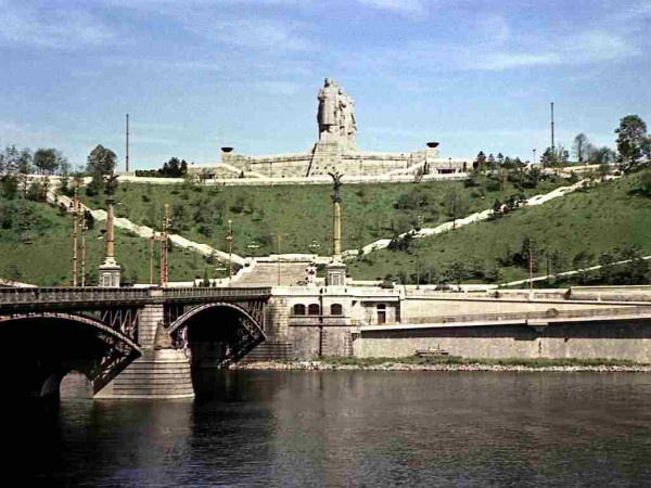 Река и мост в Праге