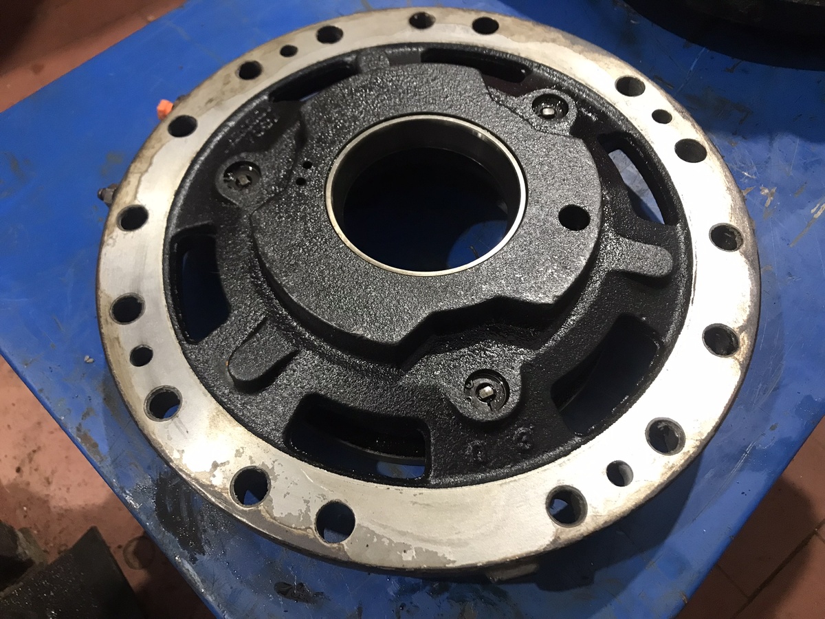 Тормозной поршень экскаватора-погрузчика JCB. Фото Тищенко Василий.