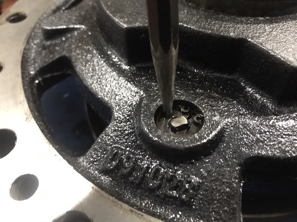 Освобождаем стопорное кольцо направляющего пальца. Фото Тищенко Василий.