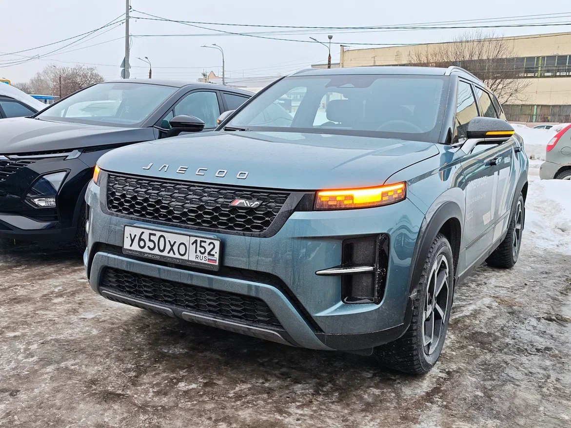 Во внешнем виде прослеживается сходство с Land Rover