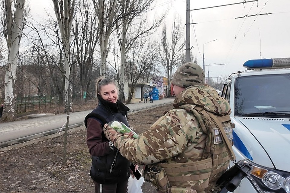    Военная автоинспекция поздравила женщин с 8 Марта на дорогах ДНР. Фото: Минобороны России