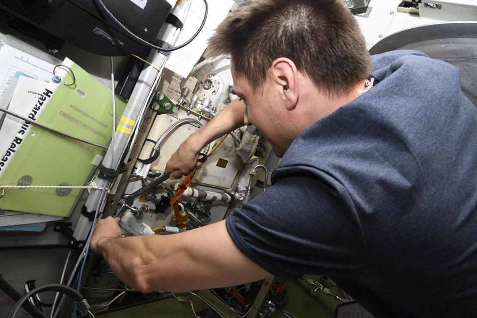 Андрей Федяев проводит обслуживание систем жизнеобеспечения. Фото: Роскосмос.