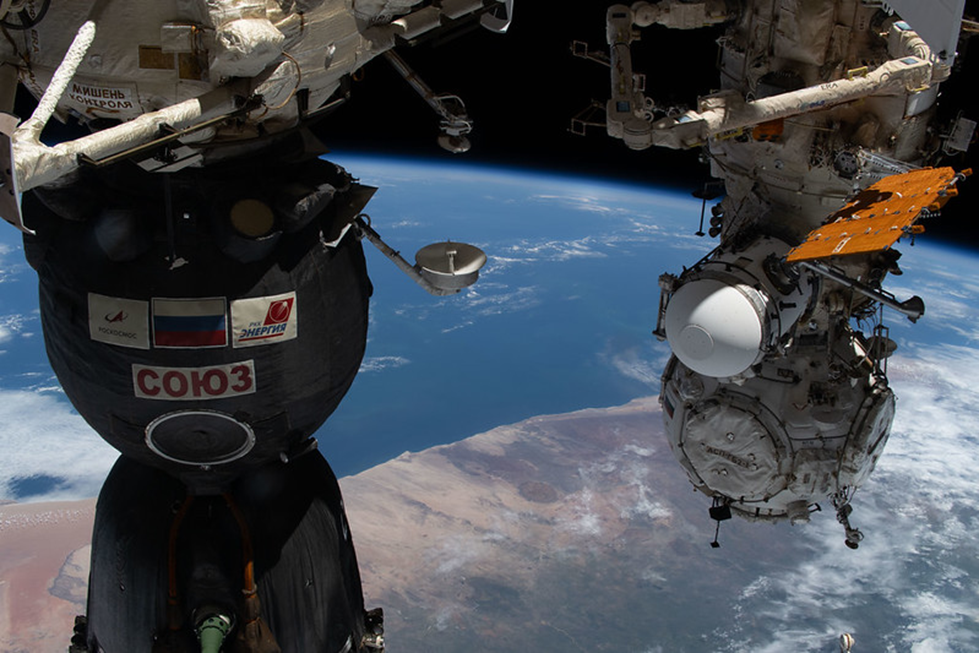 Элементы РС при пролете МКС над горным массивов Брандберг на Атлантическом побережье Намибии. Фото: nasa.blog.com