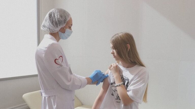    Иллюстрация к материалу: Мифы об иммунитете: что говорят врачи о закаливании и вакцинах