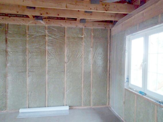 Внутренняя гидроизоляция, препятствует намоканию ватного утеплителя образующимся внутри дома паром