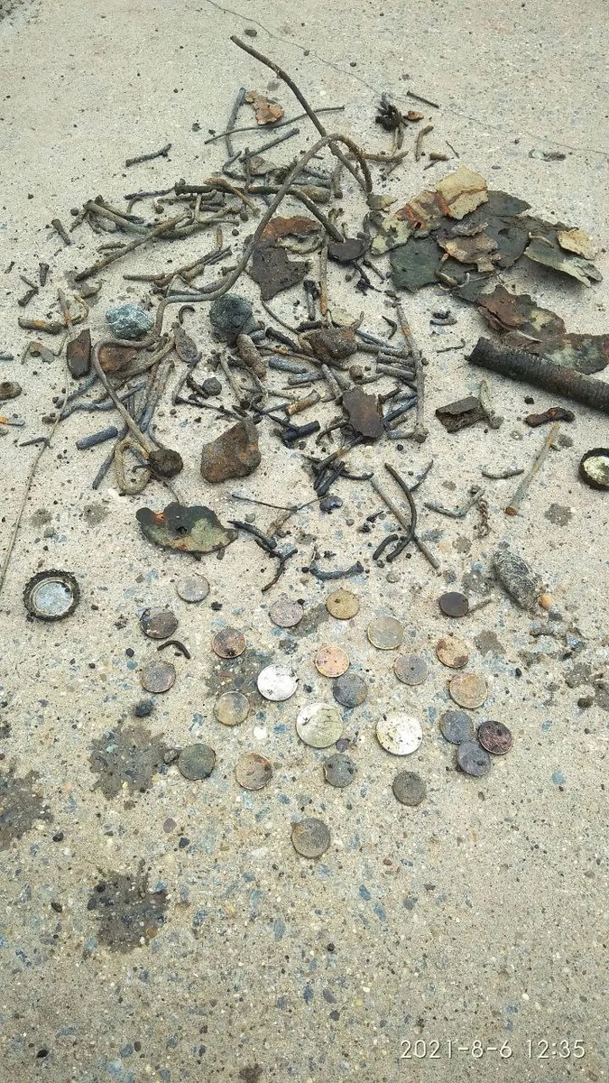 Мелкий мусор, который я собирал на пляже Шарташа поисковым магнитом