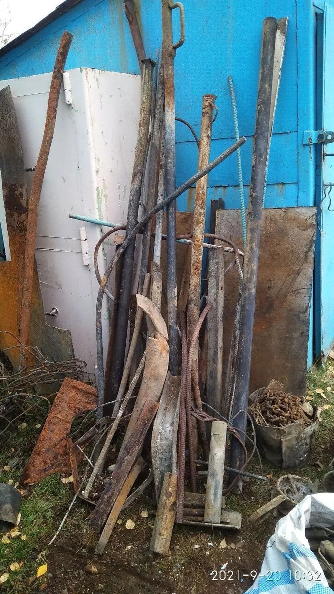 Трубы, уголки, арматура со дна Шарташа