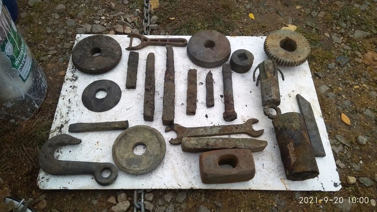 Различный инструмент, поднятый со дна озера Шарташ