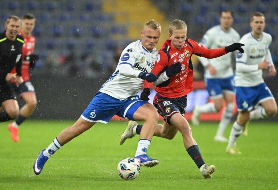    Константин Тюкавин (Динамо) и Матвей Кисляк (ЦСКА) в матче 20-го тура российской Премьер-лиги (РПЛ) в Москве / Источник: © Максим Блинов/РИА Новости