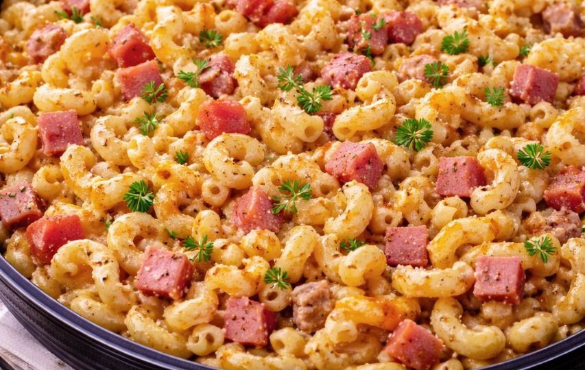 Жареные макароны с яйцом и колбасой — быстрый ужин за 15 минут