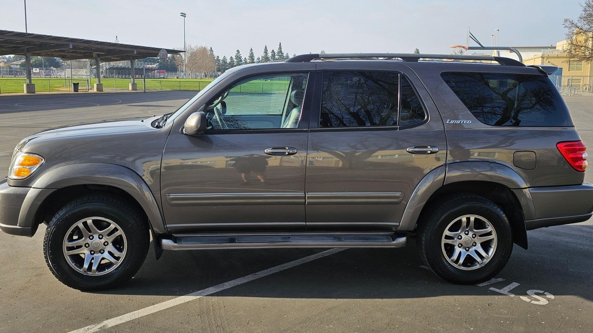 Toyota Sequoia 2004 года