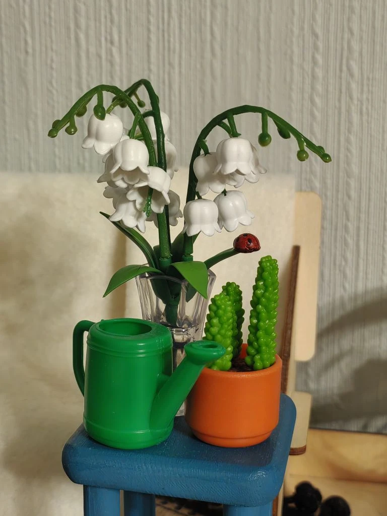 Ландыши, кактус и лейка из шара ZURU Mini Brands CREATE Botanical Garden