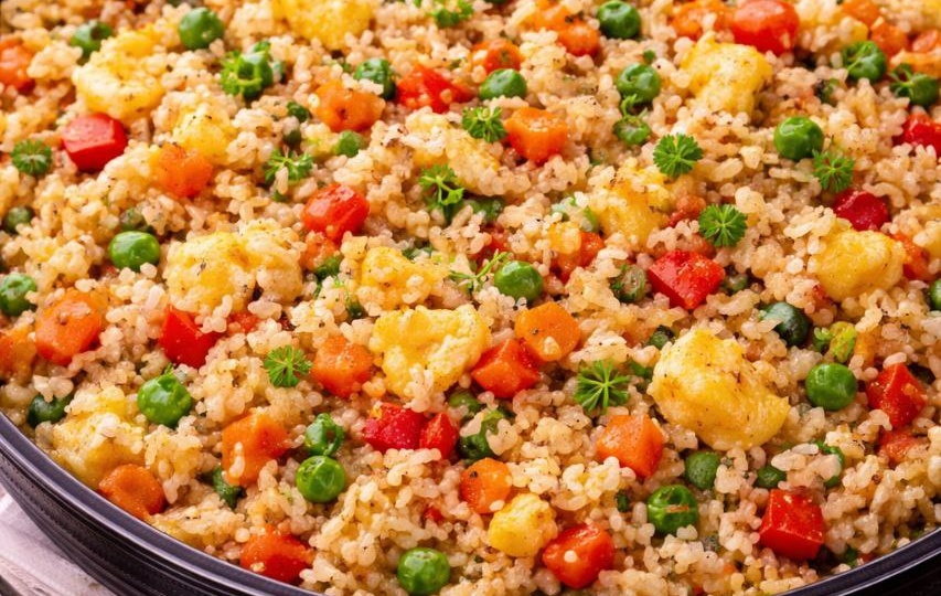Жареный рис с яйцом и овощами — быстрый ужин на одной сковороде