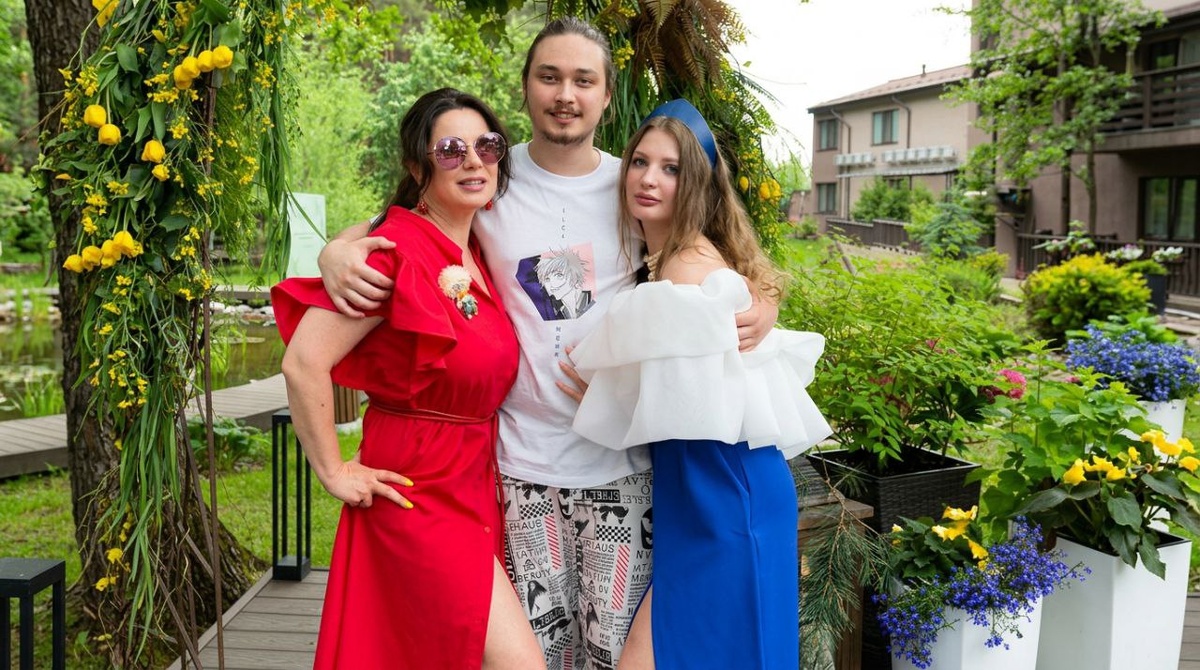 Архип Глушко с женой Мелисой и мамой