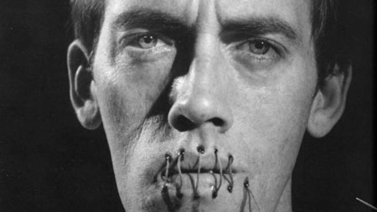 Магия любит тишину! Магия это таинство!Перед осуществлением того или иного магического действия, нельзя об этом говорить близким,родным...вообще никому! Как и после выполненной работы тоже нужно молчать! Нельзя хвастаться этим, нельзя говорить о том что сделали и тд.Тоже самое и если работу делал практик....не нужно сразу после выполнения магической работы первое время спрашивать у него: а как там дела, а как идёт процесс, а то, а это и тд...и постоянно держать у себя в голове эти навязчивые мысли...Всему свое время и когда нужно, то будет и диагностика и оповещение о ходе работы. Почему так нельзя? Да потому что....первое время , как только работа начинает свое действие,раскрутку, не нужно ей мешать. Не нужно ее трогать. Ведь навязчивыми мыслями в своей голове, постоянными вопросами к исполнителю, частыми диагностиками...мы все ослабляем. Ослабляем ту энергию, которая идёт покорять и воздействовать на  человека.Мы мешаем ей, вставляя палки в колёса и увеличиваем тем самым срок исполнения желаемого и ставим под угрозу качество выполнения магической работы в целом! 