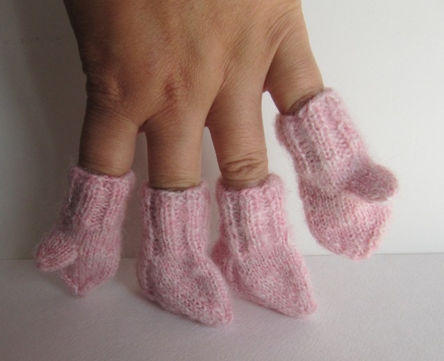 Комплект для куклы из остатков пряжи. Вполне себе утилизация остатков