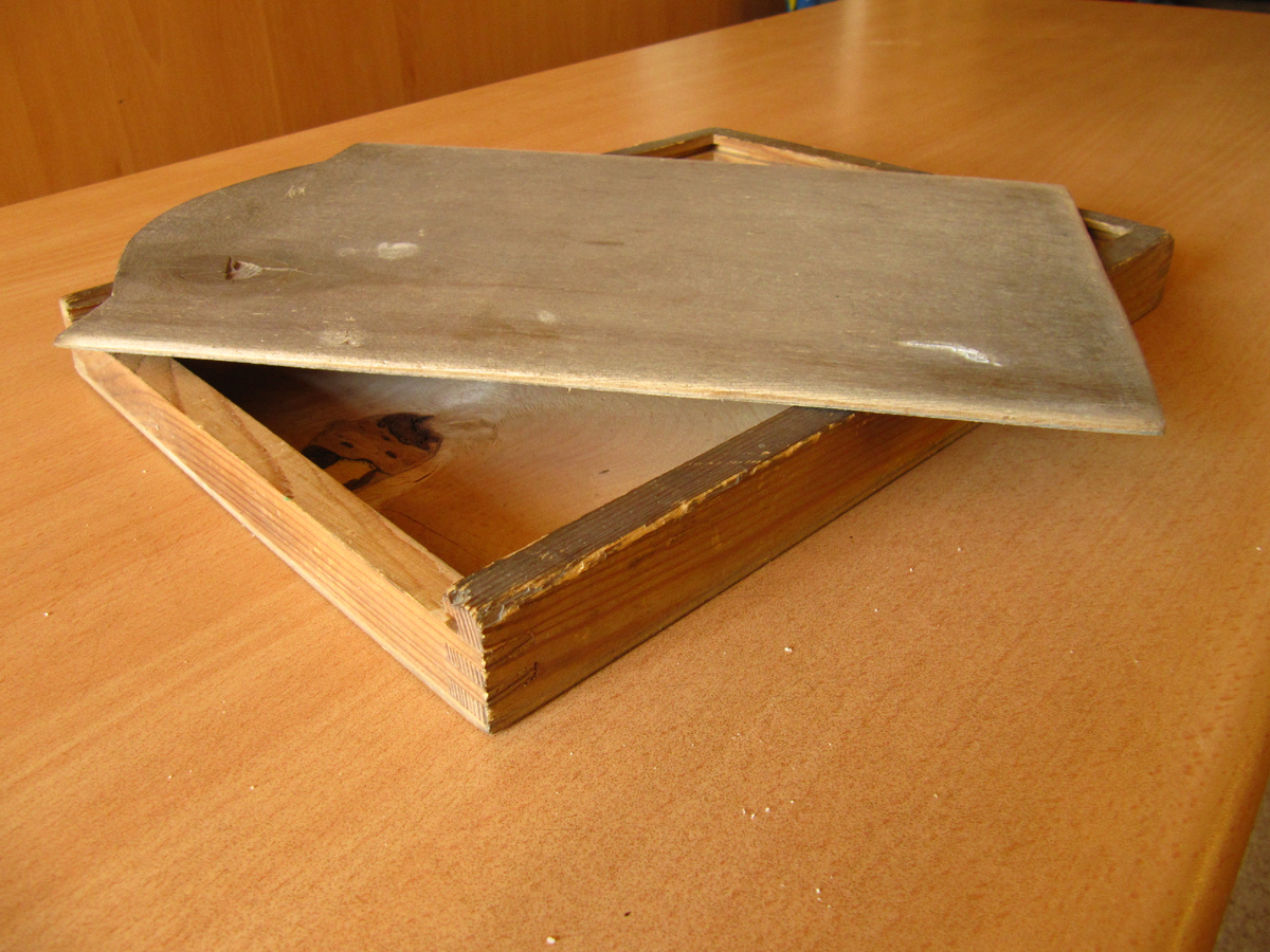 Когда я только увлеклась декупажем, то замазюкивала и засалфечивала все, что попадется под руку. И каково же было мое удивление, когда вдруг захотели купить одну из самых первых работ! Я честно предупредила, что ящик сильно б/у, на что покупатель ответила: "Так это же здорово! Это вещь  с историей!"