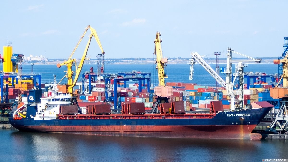     Сухогруз в порту   
Додонов Максим © ИА Красная Весна