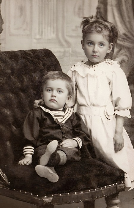 Маленький Маяковский с сестрой Ольгой