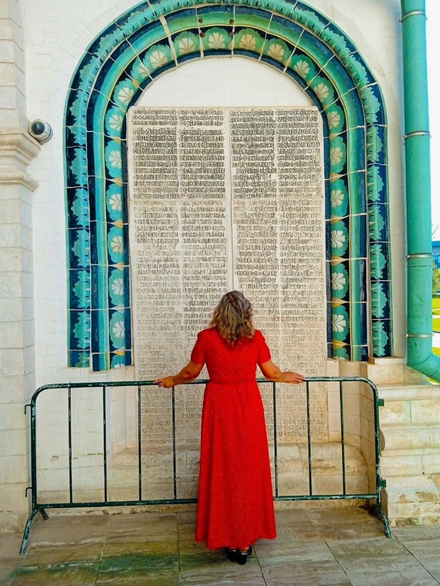 У стен монастыря